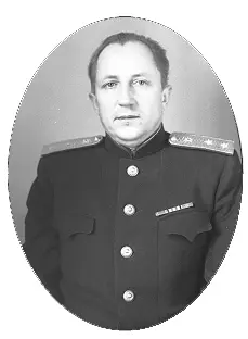 Генеральный прокурор СССР Р А Руденко П Ф Батицкий В бункере штаба - фото 276