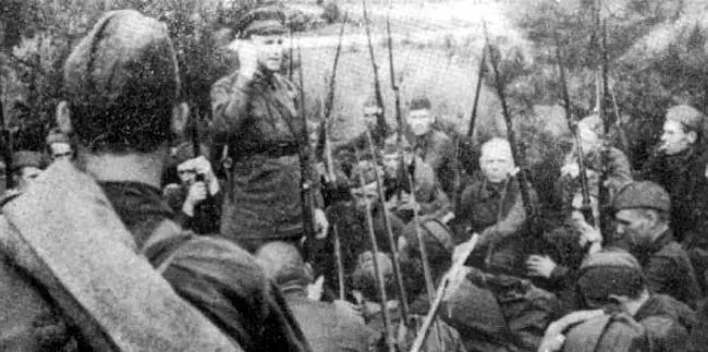 Слово комиссара перед боем И Е Петров А Г Колыбанов - фото 14