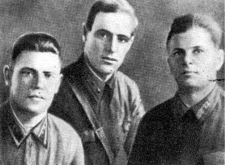 Члены экипажа бронепоезда За Родину слева направо В А Синенков А Б - фото 27