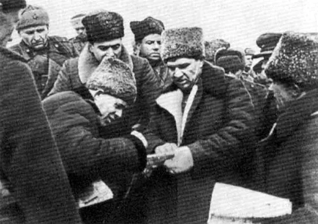 Командующий 8й гвардейской армией генерал В И Чуйков уточняет боевое задание - фото 71