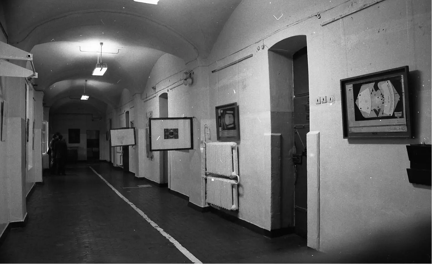 Выставка в Бутырской тюрьме 1992 Фото И Макаревича И Бакштейн на - фото 19