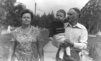 Коля так и не закончил институт в Брянске и скоро они с Леной вернулись в - фото 11