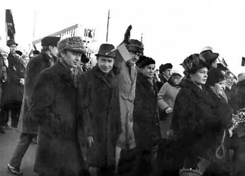 Мне удалось найти лишь один снимок Юры Чугунова в те годы когда он работал над - фото 19