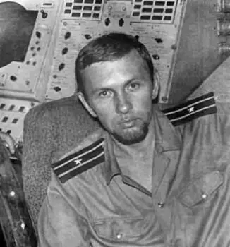 Г И Касаткин у пульта командира Особенно серьёзно система заявила о себе на - фото 66
