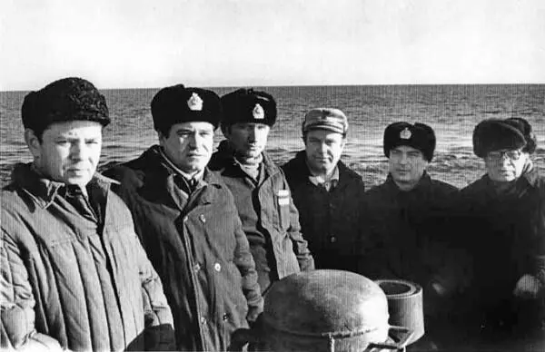 На мостике лодки проекта 877 слева Ю Н Кормилицин крайний справа его - фото 69