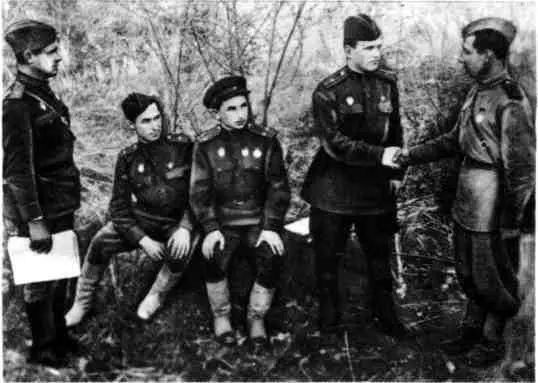Перед боем прием в партию В один из зимних дней в полк прибыл - фото 3