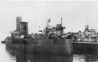 Броненосец ШлезвигГольштейн в 1945 г три фото вверху и корабльцель - фото 199