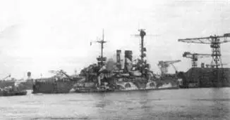 Сверху вниз броненосец ШлезвигГольштейн в 1939 г и в 1945 г и - фото 202