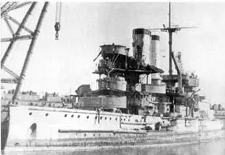 Сверху вниз броненосец ШлезвигГольштейн в 1939 г и в 1945 г и - фото 203