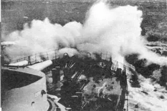 На баке броненосца Шлезиен во время шторма 1929 г Адмирал Зенкер - фото 68