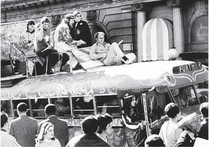 Вверху Кен Кизи 19352001 с флейтой на крыше автобуса Слева Стюарт Бранд - фото 51