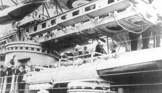 Тяжелый крейсер Алжир на шкафуте правого борта вверху и в райоте - фото 76