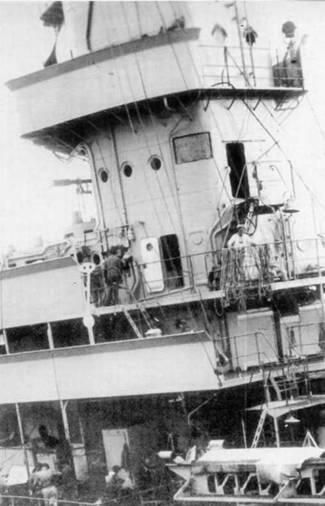 Слева и вверху на тяжелом крейсере Алжир Справа В походе с крейсером - фото 84