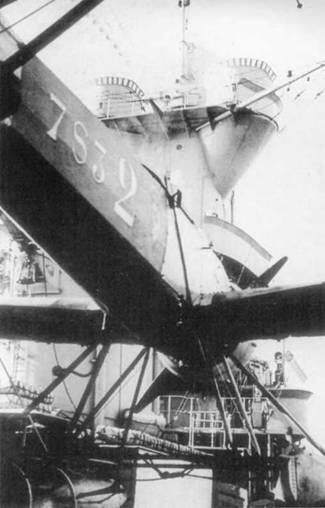 Слева и вверху на тяжелом крейсере Алжир Справа В походе с крейсером - фото 85