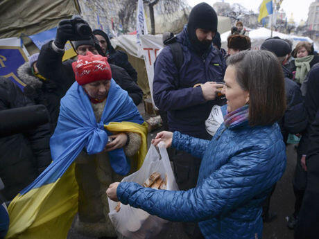 Помощник госсекретаря США Виктория Нуланд раздает пряники на киевском майдане - фото 3