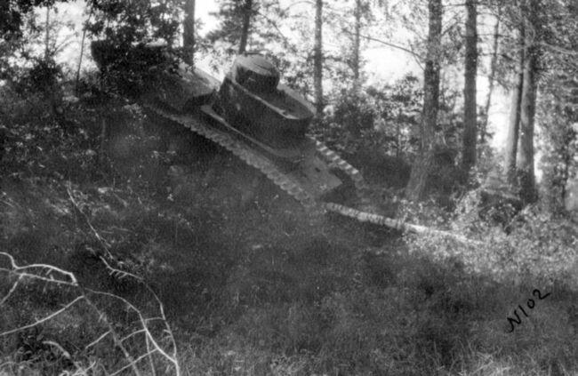 Танк Т12 на испытаниях машина валит дерево Июль 1930 года Как и предыдущий - фото 19