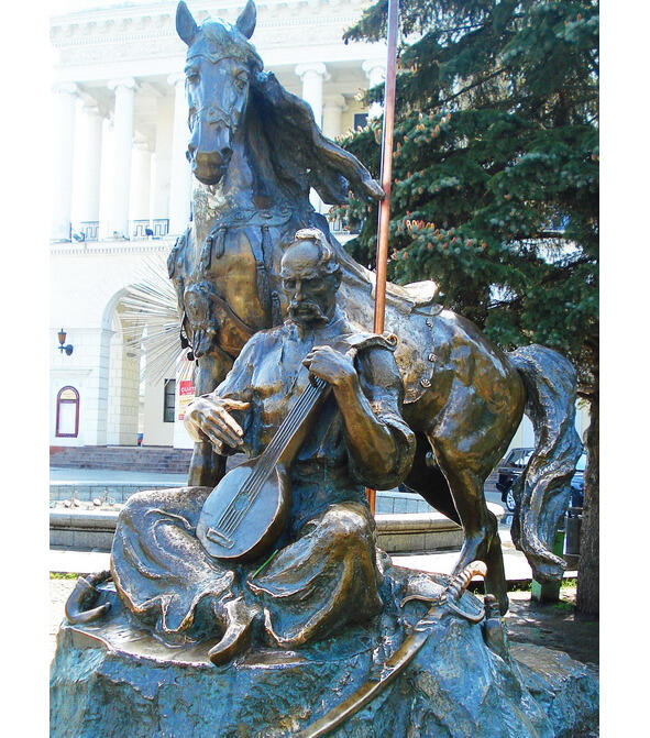 Скульптура козака Мамая Я тоже хочу покататься на лошадке попросил - фото 7