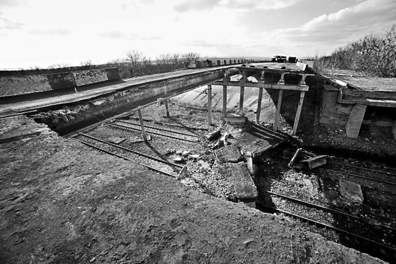 По этому почти разрушенному мосту Захару всё же удалось провезти собранную - фото 47