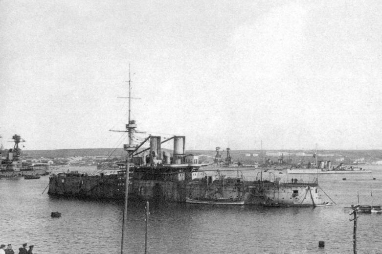 Линейный корабль Георгий Победоносец в Северной бухте Севастополя 1919 год - фото 13