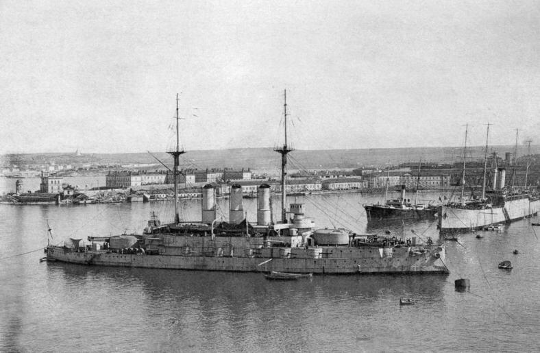 Линейный корабль Иоанн Златоуст на стоянке в Южной бухте Севастополя 1911 - фото 27