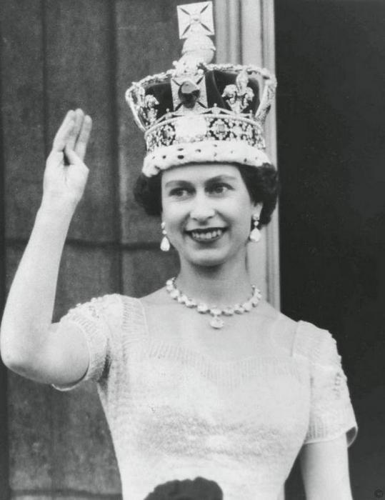 Елизавета II на балконе Букингемского дворца после коронации 2 июня 1953 г - фото 37