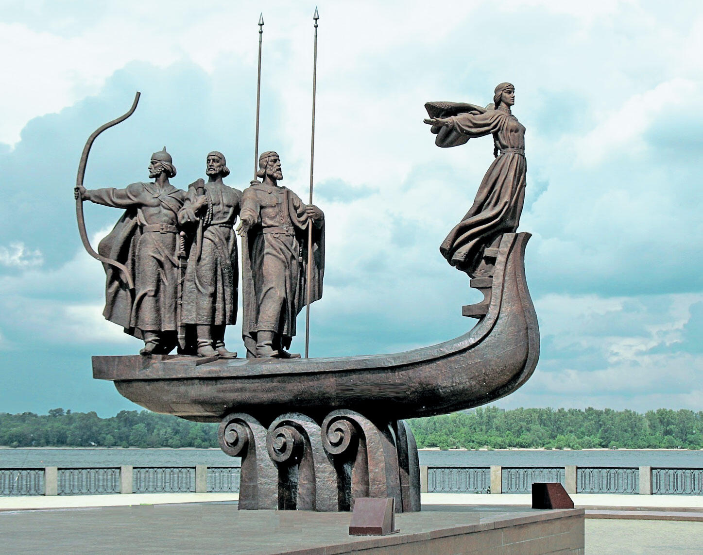 В 3 Бородай Памятник основателям Киева символ столицы Украины 1982 г - фото 4
