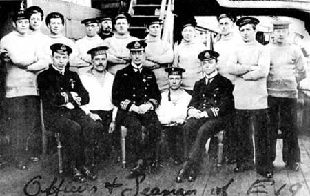 Экипаж Е19 В центре командир Ф Кроми слева и справа от него русские - фото 123