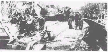 Советская бронетехника подбитая восставшими Будапешт 1956 г Советский танк - фото 11