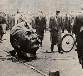 Разрушение статуи Сталина Будапешт октябрь 1956 г Советские танки на улицах - фото 15