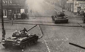 Советские танки на улицах Будапешта ноябрь 1956 г - фото 16