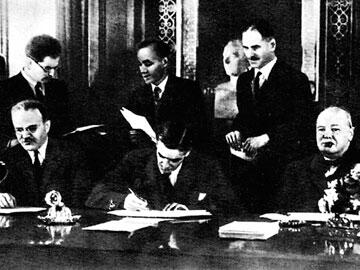 Слева направо Народный комиссар иностранных дел СССР В М Молотов министр - фото 4