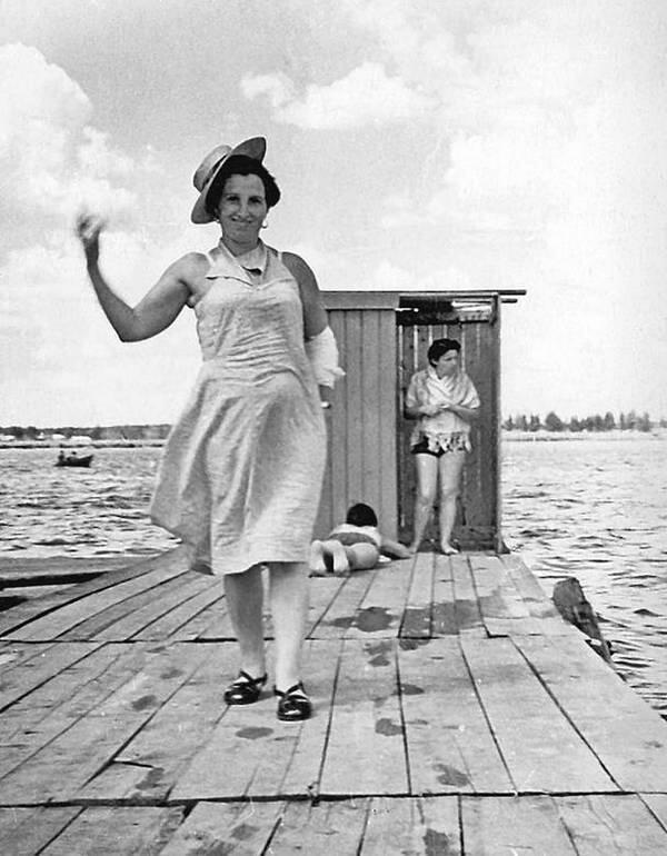 Бегоня Харламова на отдыхе на озере Сенеж в Подмосковье Загипсованная после - фото 17