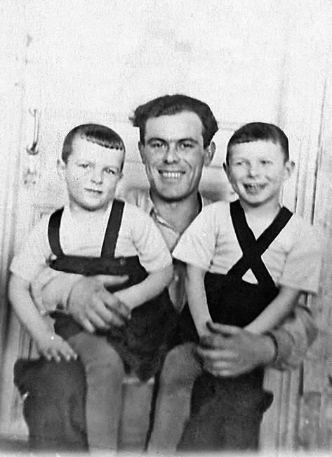 Сестра брат На коленях у отца С Альберто и Луисом Сестра брат - фото 39