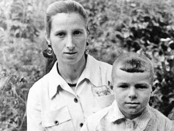 Семилетний Валера с мамой Мама с детьми А потом начался в стране бардак - фото 45