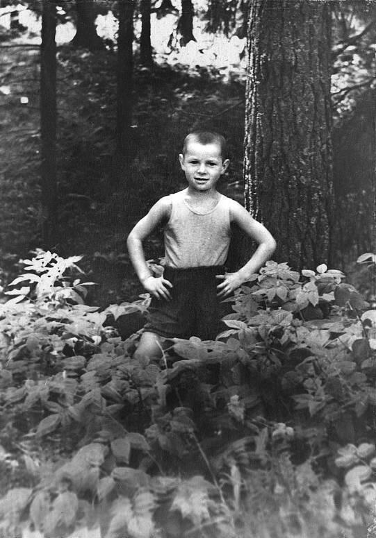 В лесу под Звенигородом С двоюродным братом Сашей сыном дяди Николая брата - фото 47