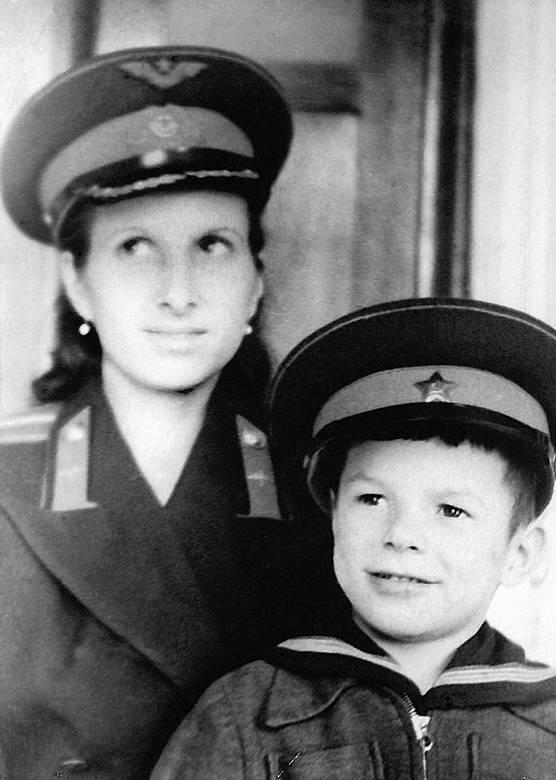 Мама в летной форме сынок в армейской фуражке Мальчишки в те годы - фото 50