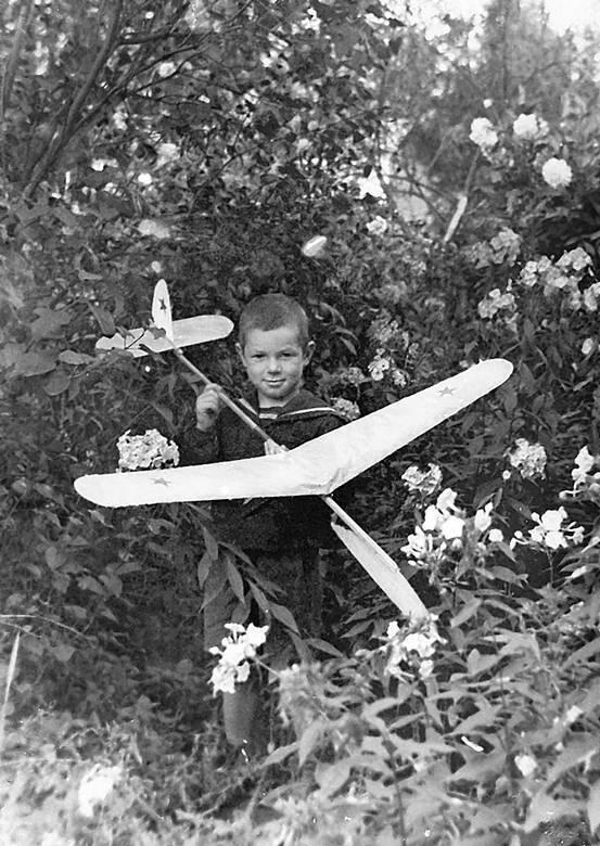 Мальчишки в те годы увлекались авиамоделизмом Десятилетний Валера на прогулке - фото 51