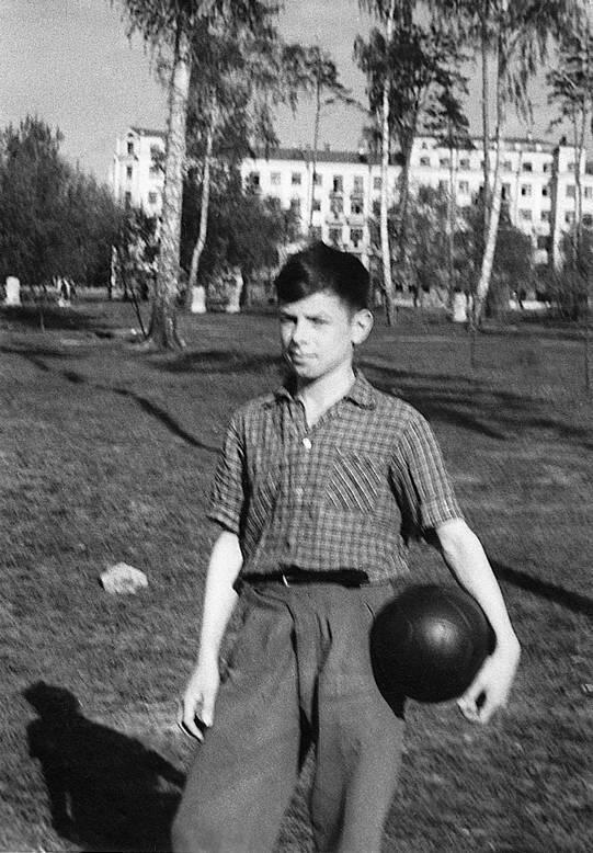 Тринадцатилетний Валера Харламов которому о спорте даже мечтать нельзя - фото 59