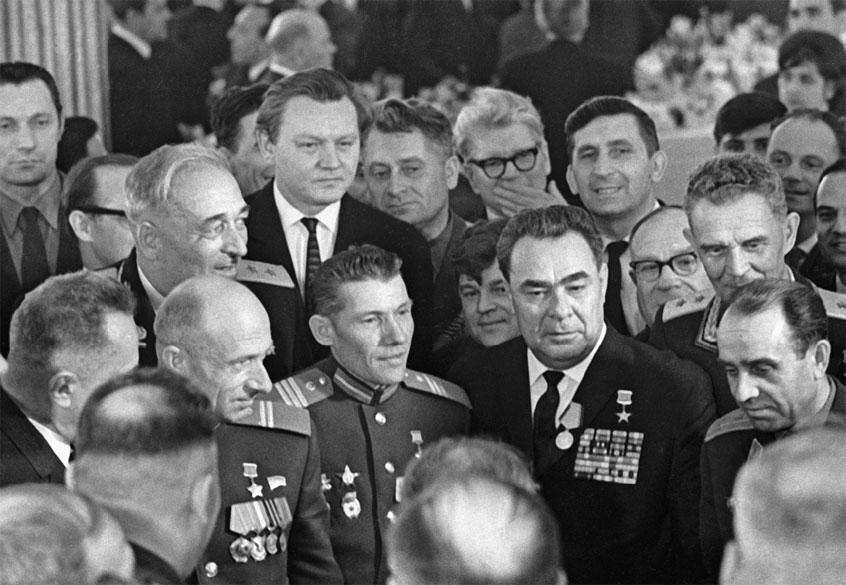 Первый секретарь ЦК КПСС Леонид Брежнев второй справа среди участников - фото 10