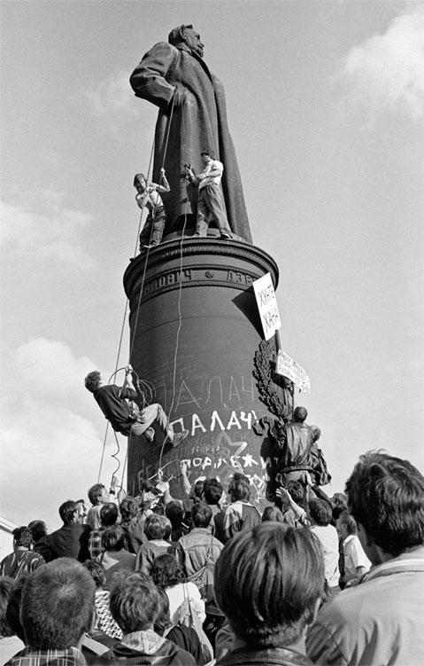 Попытка сноса памятника Феликсу Эдмундовичу Дзержинскому во время митинга в - фото 13