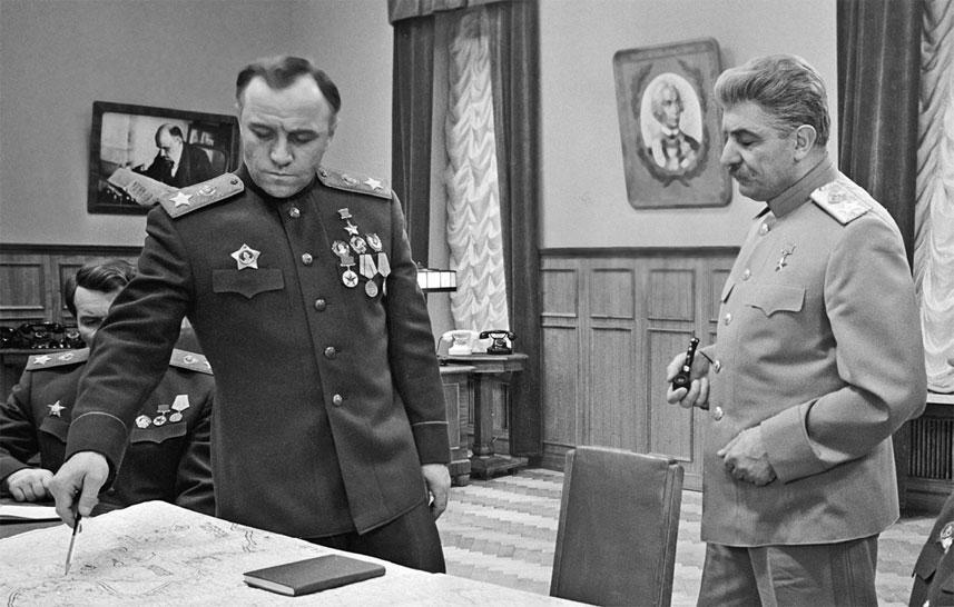 Бухути Закариадзе справа в роли Сталина и Михаил Ульянов слева в роли - фото 3