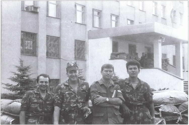 Офицеры у штаба 14й армии Тирасполь лето 1992 г Подвоз боеприпасов на - фото 20