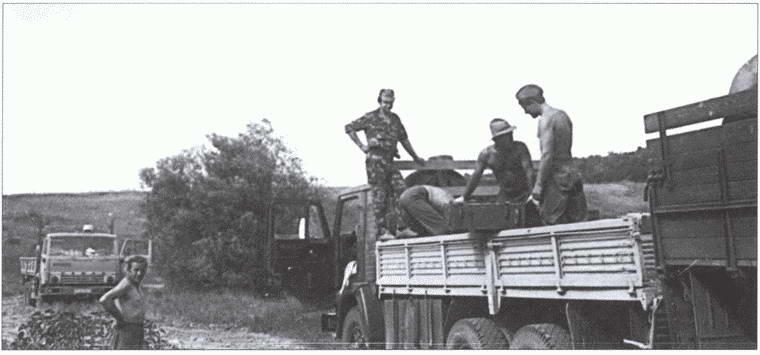 Подвоз боеприпасов на огневую позицию Приднестровье июль 1992 г Офицеры - фото 21