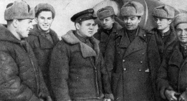 Группа Героев Советского Союза вместе со своим певцом корреспондентом армейской - фото 3