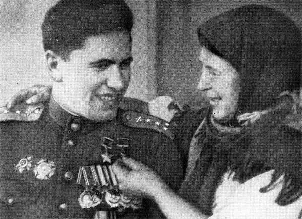 Дважды Герой Советского Союза капитан Н Скоморохов вместе с матерью Еленой - фото 4