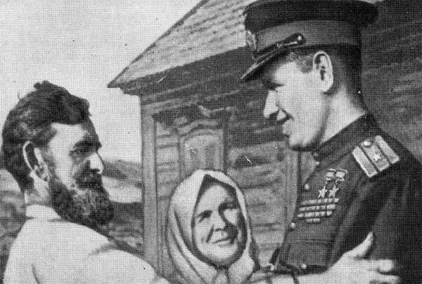 Отец Михаил Иванович встречает прибывшего в гости сына Радуется и мать 1946 - фото 5