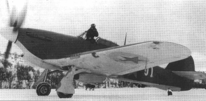 Генерал Кузнецов АА готовится к взлету с аэродрома Ваенга на Харрикейне - фото 2