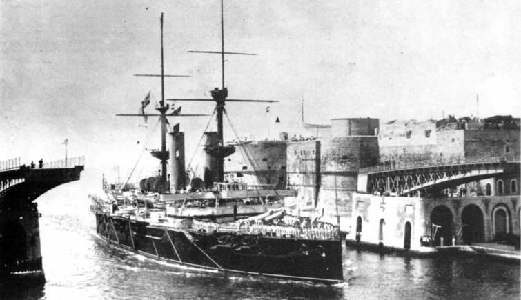 Броненосец Ремиллес под флагом адмирала Чарльза Бересфорда входит в гавань - фото 29