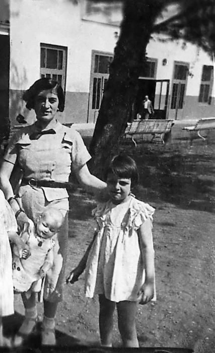 Лидка с дочкой Аллой Баба Поля Лидка моя любимая бабушка с родителями - фото 17