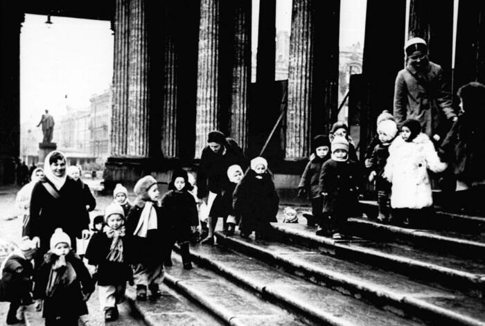 Блокада Ленинграда Ясельная группа на прогулке у Исаакиевского собора 1941 г - фото 164